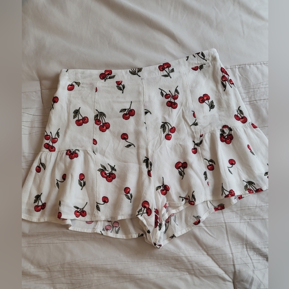 Cherry Print High waisted shorts 🖤 - Picture 3 of 5